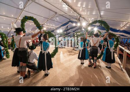 133. Gautrachtenfest des Gauverbandes I (Bayerischer Trachtenverband) D'Raschenberger Teisendorf Gauheimatabend Stockfoto