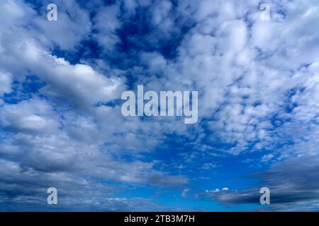 blauer Himmel mit Wolken Stockfoto