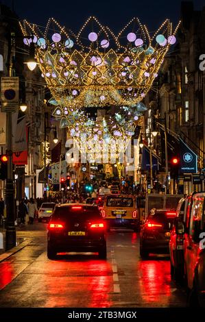 London, Großbritannien. Dezember 2023. Trotz des kalten und nassen Wetters gibt es in der Bond Street schon früh, wenn die Weihnachtszeit anhält, viele Leute zum Einkaufen. Guy Bell/Alamy Live News Stockfoto