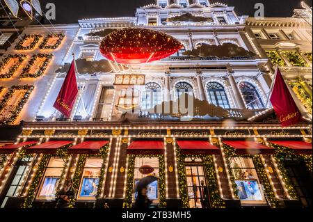 London, Großbritannien. Dezember 2023. Cartier - Trotz des kalten und nassen Wetters gibt es in der Bond Street viele Leute, die früh einkaufen, wenn die Weihnachtszeit anhält. Guy Bell/Alamy Live News Stockfoto