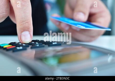 Fingerrad zeigt den PIN-Code an der Klemme an. E-Geld- und Einkaufskonzept. Nahaufnahme Stockfoto