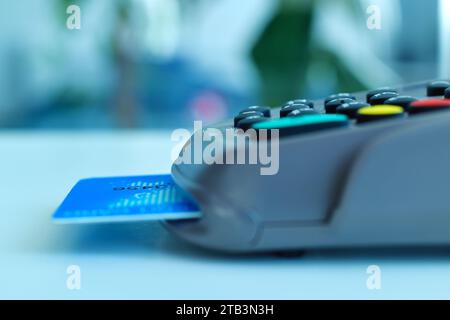 Geben Sie dem Kunden den PIN-Code am POS-Terminal ein. Zahlung mit Kreditkarte am POS-Terminal. Nahaufnahme Stockfoto