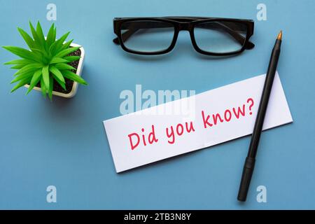 Wussten Sie, dass Text auf Notizblock mit Stift, Lesebrille und Topfpflanze geschrieben wurde? Stockfoto