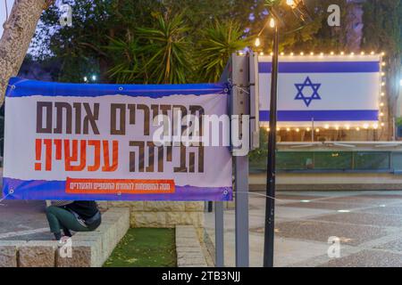 Haifa, Israel - 2. Dezember 2023: Schild, das die Freilassung von Geiseln fordert, die von der Hamas, Haifa, Israel, nach Gaza entführt wurden Stockfoto