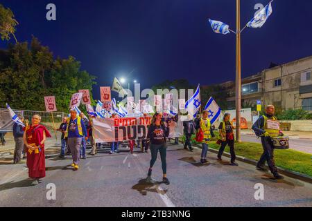 Haifa, Israel - 2. Dezember 2023: protestmarsch gegen die Regierung, in dem die Verantwortung für den Krieg und die Freilassung von Geiseln gefordert wird. Haifa, Stockfoto