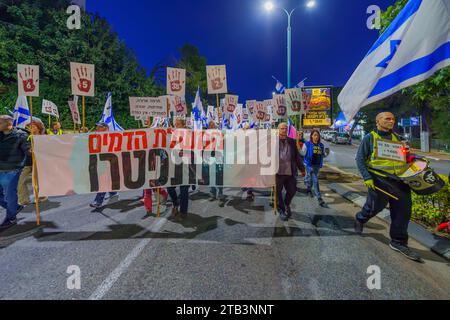 Haifa, Israel - 2. Dezember 2023: protestmarsch gegen die Regierung, in dem die Verantwortung für den Krieg und die Freilassung von Geiseln gefordert wird. Haifa, Stockfoto