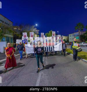 Haifa, Israel - 2. Dezember 2023: protestmarsch gegen die Regierung, in dem die Verantwortung für den Krieg und die Freilassung von Geiseln gefordert wird. Haifa, Stockfoto