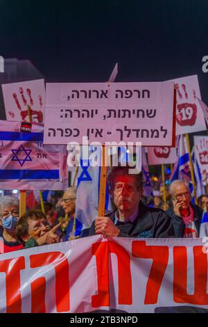 Haifa, Israel - 2. Dezember 2023: Menschen mit verschiedenen Zeichen protestieren gegen die Regierung und fordern die Übernahme der Verantwortung für den Krieg und die freilassung Stockfoto