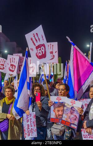 Haifa, Israel - 2. Dezember 2023: Menschen mit verschiedenen Zeichen protestieren gegen die Regierung und fordern die Übernahme der Verantwortung für den Krieg und die freilassung Stockfoto