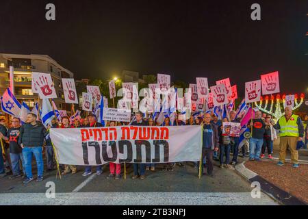 Haifa, Israel - 2. Dezember 2023: protestmarsch gegen die Regierung, in dem die Verantwortung für den Krieg und die Freilassung von Geiseln gefordert wird. Haifa, Stockfoto