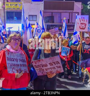 Haifa, Israel - 2. Dezember 2023: Menschen mit verschiedenen Zeichen protestieren gegen die Regierung und fordern die Übernahme der Verantwortung für den Krieg und die freilassung Stockfoto