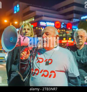 Haifa, Israel - 2. Dezember 2023: Menschen mit verschiedenen Zeichen protestieren gegen die Regierung und fordern die Übernahme der Verantwortung für den Krieg und die freilassung Stockfoto