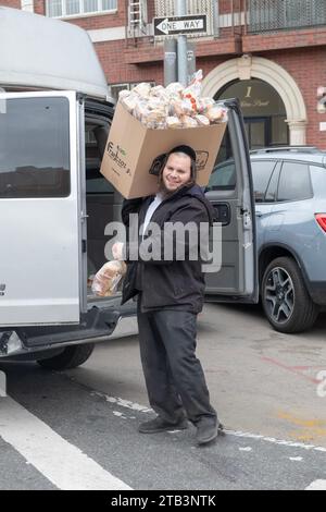 Ein orthodoxer jüdischer Arbeiter liefert Franczoz Brot an einen glatt Kosher Supermarkt in Williamsburg, Brooklyn, New York. Stockfoto