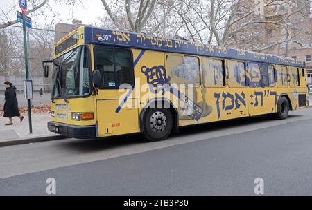 Ein Bnei Emunim Privatbus, der orthodoxe Juden von Williamsburg nach Borough Park und zurück transportiert. Es ermutigt die Gläubigen, "Amen" zu sagen. Stockfoto