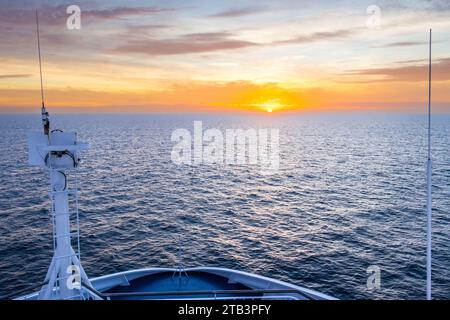 Wunderschöner orangefarbener Sonnenuntergang im Ozean von einem Fährdeck zwischen Dänemark und den Färöern Stockfoto