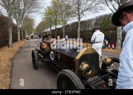 Die SCAT 1911 ist bereit für das S.F.Edge Trophy-Rennen für Edwardian-Autos auf dem 80. Mitgliedertreffen, Goodwood Motor Racing Circuit, Chichester, Großbritannien Stockfoto