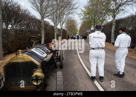 Die SCAT 1911 ist bereit für das S.F.Edge Trophy-Rennen für Edwardian-Autos auf dem 80. Mitgliedertreffen, Goodwood Motor Racing Circuit, Chichester, Großbritannien Stockfoto