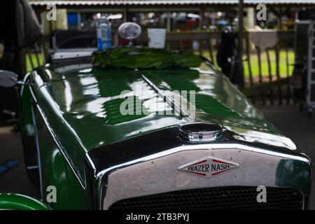 Die grüne 1932 Frazer Nash TT Replik von Robert Beebee mit Third Rang Girland, 80th Members' Meeting, Goodwood Motor Racing Circuit, Chichester, Großbritannien Stockfoto