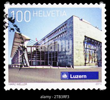 MOSKAU, RUSSLAND - 17. NOVEMBER 2023: In der Schweiz gedruckte Briefmarke zeigt Luzern, Schweizer Bahnhöfe, um 2016 Stockfoto