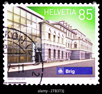 MOSKAU, RUSSLAND - 17. NOVEMBER 2023: In der Schweiz gedruckte Briefmarke zeigt Brig, Schweizer Bahnhöfe, um 2016 Stockfoto