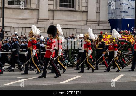 Der Sarg von Königin Elisabeth II. Während der Prozession 2022 Stockfoto