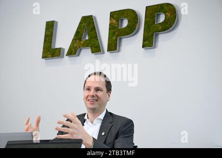 Stuttgart, Deutschland. November 2023. Matthias Lapp, CEO des Kabelherstellers Lapp, spricht mit einem Journalisten am Hauptsitz des Unternehmens in Stuttgart. Quelle: Bernd Weißbrod/dpa/Alamy Live News Stockfoto
