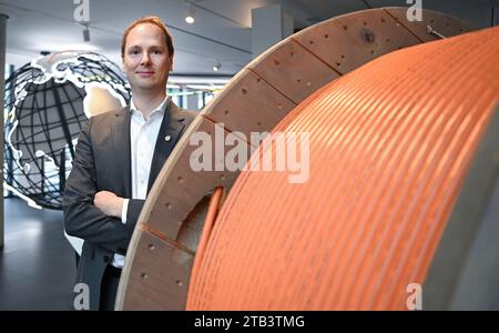 Stuttgart, Deutschland. November 2023. Matthias Lapp, CEO des Kabelherstellers Lapp, steht neben einer Lapp Kabeltrommel am Firmensitz in Stuttgart. Quelle: Bernd Weißbrod/dpa/Alamy Live News Stockfoto