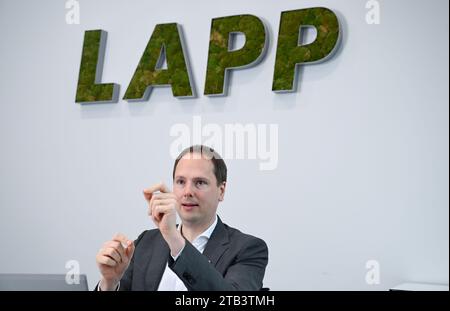 Stuttgart, Deutschland. November 2023. Matthias Lapp, CEO des Kabelherstellers Lapp, spricht mit einem Journalisten am Hauptsitz des Unternehmens in Stuttgart. Quelle: Bernd Weißbrod/dpa/Alamy Live News Stockfoto
