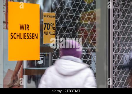 Stuttgart, Deutschland. November 2023 30. Ein Poster zeigt die Schließung eines Einzelhandelsgeschäfts in der Königstraße an. Quelle: Marijan Murat/dpa/Alamy Live News Stockfoto