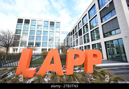 Stuttgart, Deutschland. November 2023. Das Logo des Kabelherstellers Lapp steht vor dem Hauptsitz in Stuttgart. Quelle: Bernd Weißbrod/dpa/Alamy Live News Stockfoto