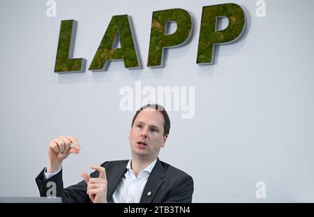 Stuttgart, Deutschland. November 2023. Matthias Lapp, CEO des Kabelherstellers Lapp, spricht mit einem Journalisten am Hauptsitz des Unternehmens in Stuttgart. Quelle: Bernd Weißbrod/dpa/Alamy Live News Stockfoto