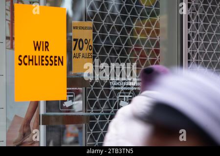 Stuttgart, Deutschland. November 2023 30. Ein Poster zeigt die Schließung eines Einzelhandelsgeschäfts in der Königstraße an. Quelle: Marijan Murat/dpa/Alamy Live News Stockfoto