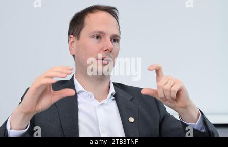 Stuttgart, Deutschland. November 2023. Matthias Lapp, CEO des Kabelherstellers Lapp, spricht mit einem Journalisten am Hauptsitz des Unternehmens in Stuttgart. Quelle: Bernd Weißbrod/dpa/Alamy Live News Stockfoto