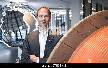 Stuttgart, Deutschland. November 2023. Matthias Lapp, CEO des Kabelherstellers Lapp, steht neben einer Lapp Kabeltrommel am Firmensitz in Stuttgart. Quelle: Bernd Weißbrod/dpa/Alamy Live News Stockfoto