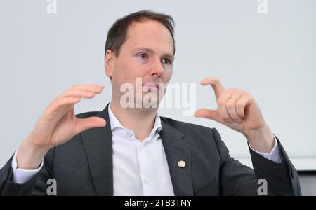 Stuttgart, Deutschland. November 2023. Matthias Lapp, CEO des Kabelherstellers Lapp, spricht mit einem Journalisten am Hauptsitz des Unternehmens in Stuttgart. Quelle: Bernd Weißbrod/dpa/Alamy Live News Stockfoto