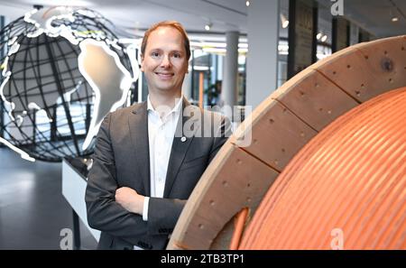 Stuttgart, Deutschland. November 2023. Matthias Lapp, CEO des Kabelherstellers Lapp, steht neben einer Lapp Kabeltrommel am Firmensitz in Stuttgart. Quelle: Bernd Weißbrod/dpa/Alamy Live News Stockfoto