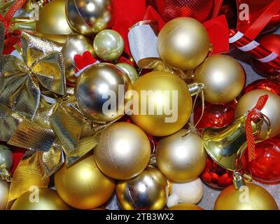 Gelbe und rote Kugeln für den Weihnachtsbaum und andere Dekorationen Stockfoto