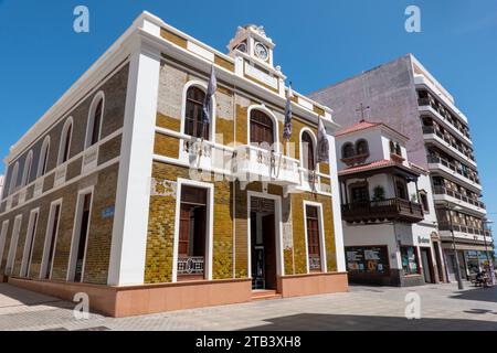 Arrecife, Lanzarote, Kanarische Inseln, Spanien - 24. April 2023: Altes Gebäude mit Fliesen auf einer Straße in Arrecife, Lanzarote. Stockfoto