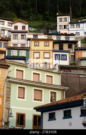 Blick auf das Fischerdorf Cudillero mit den farbenfrohen Häusern bei Sonnenuntergang in Asturien, Spanien. Stockfoto