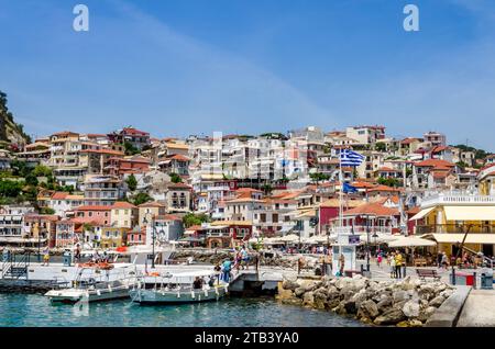 Wunderschöner Panoramablick auf die Küstenstadt Parga, Griechenland. Am Wasser eines berühmten Resorts mit wunderschöner Architektur, traditionellen Gebäuden und Hafen. Stockfoto