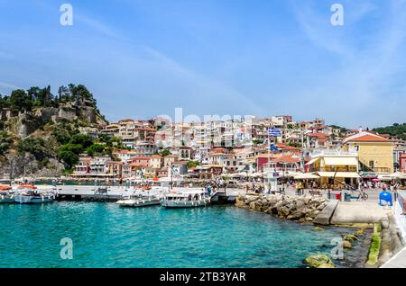 Bezaubernder Panoramablick auf die Küstenstadt Parga, Griechenland. Uferpromenade des berühmten Resorts mit wunderschöner Architektur und traditionellen Gebäuden. Stockfoto