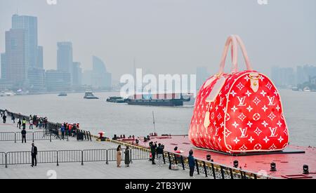 Shanghai, China. Dezember 2023. Eine riesige Louis Vuitton Tasche wird am 4. Dezember 2023 im North Bund des Bezirks Hongkou in Shanghai, China, ausgestellt. (Foto: Costfoto/NurPhoto) Credit: NurPhoto SRL/Alamy Live News Stockfoto