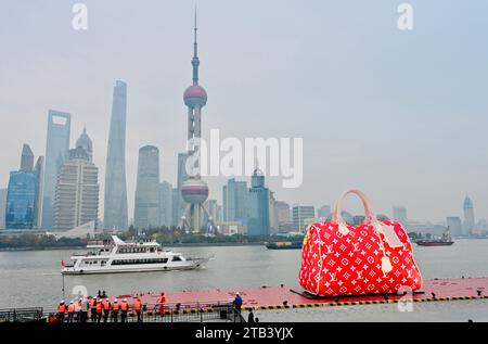 Shanghai, China. Dezember 2023. Eine riesige Louis Vuitton Tasche wird am 4. Dezember 2023 im North Bund des Bezirks Hongkou in Shanghai, China, ausgestellt. (Foto: Costfoto/NurPhoto) Credit: NurPhoto SRL/Alamy Live News Stockfoto