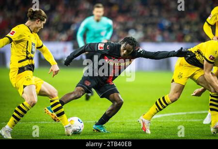 Leverkusen, Deutschland. Dezember 2023. JEREMIE Frimpong (Leverkusen), Marcel Sabitzer (BVB) Bayer Leverkusen - Borussia Dortmund 03.12.2023 Copyright Stockfoto