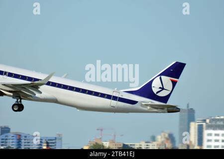 Warschau Polen. Juli 2018. Das Flugzeug startet von der Landebahn des Warschauer Flughafens Stockfoto