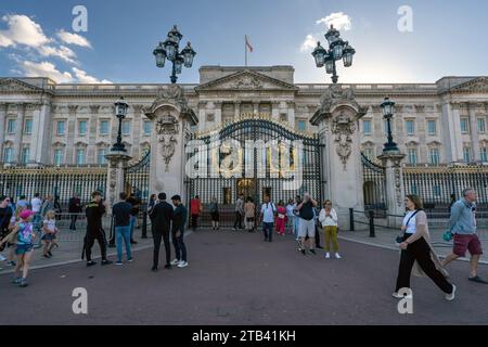 Leute, Touristen vor dem Buckingham Palace in London Stockfoto