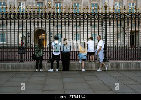Leute, Touristen vor dem Buckingham Palace in London Stockfoto