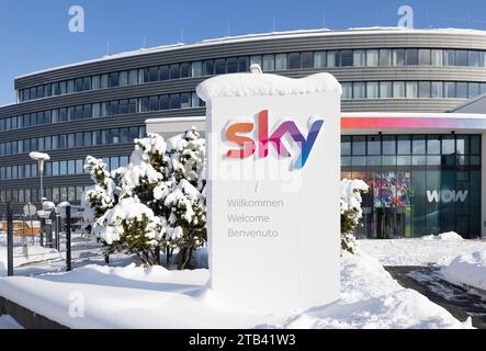 3. Dezember 2023: München: Deutscher Hauptsitz des Pay-tv-Senders Sky in Unterföhring bei München an einem Wintertag. Schnee auf dem Schild und Stockfoto