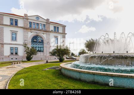 Figueira da Foz, Portugal - 26. Oktober 2020: Straßenatmosphäre und architektonisches Detail des Rathauses im historischen Stadtzentrum an einem Herbsttag Stockfoto