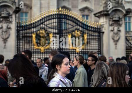 Leute, Touristen vor dem Buckingham Palace in London Stockfoto